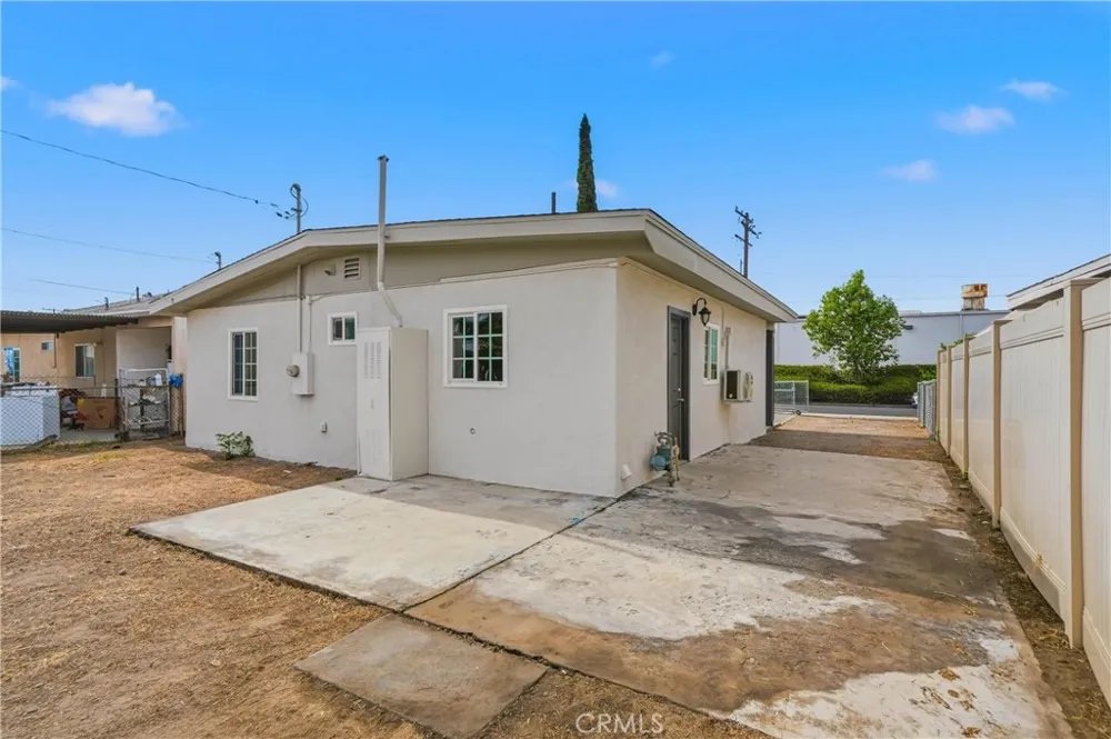 221 Pleasant View Colton, CA 92324