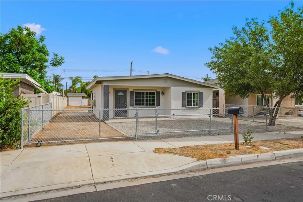 221 Pleasant View Colton, CA 92324