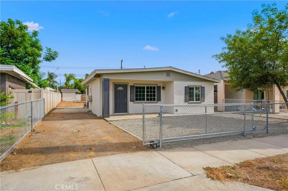 221 Pleasant View Colton, CA 92324