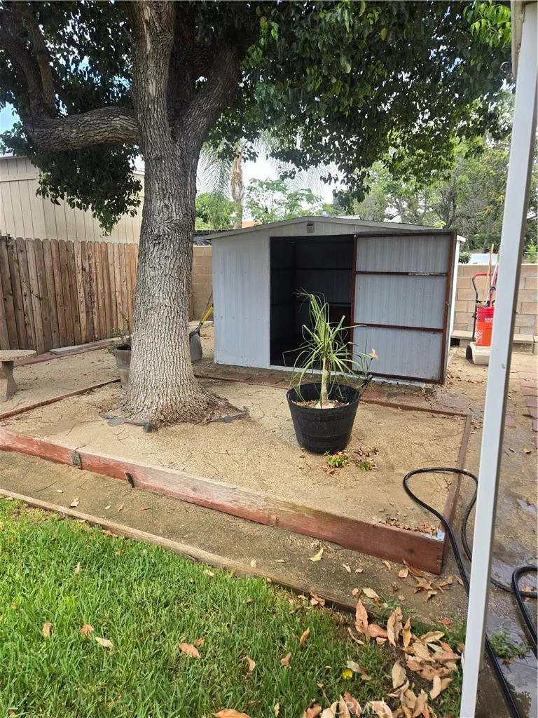 18250 Bonnie Fontana, CA 92335