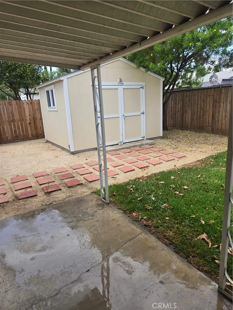 18250 Bonnie Fontana, CA 92335