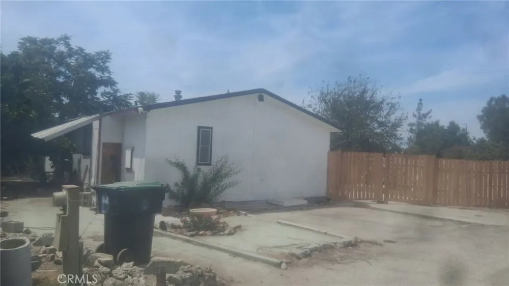 1590 W Menlo Hemet, CA 92543
