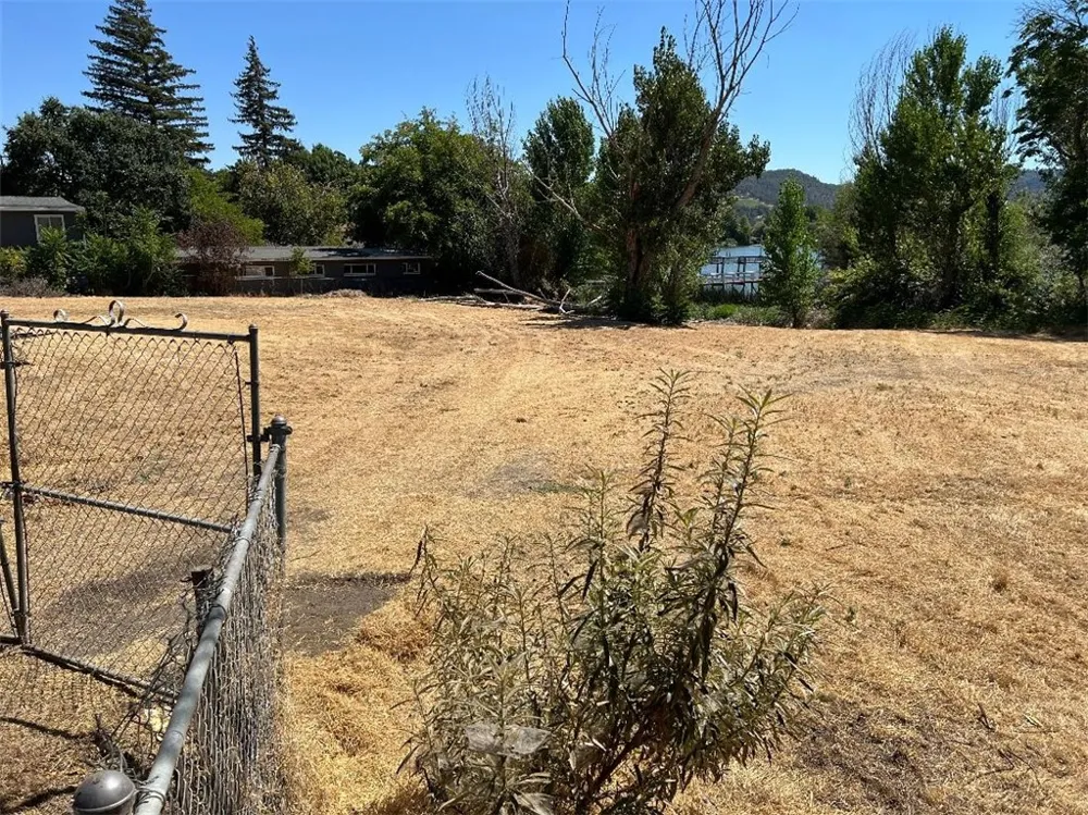 13980 Manakee Avenue Clearlake, CA 95422