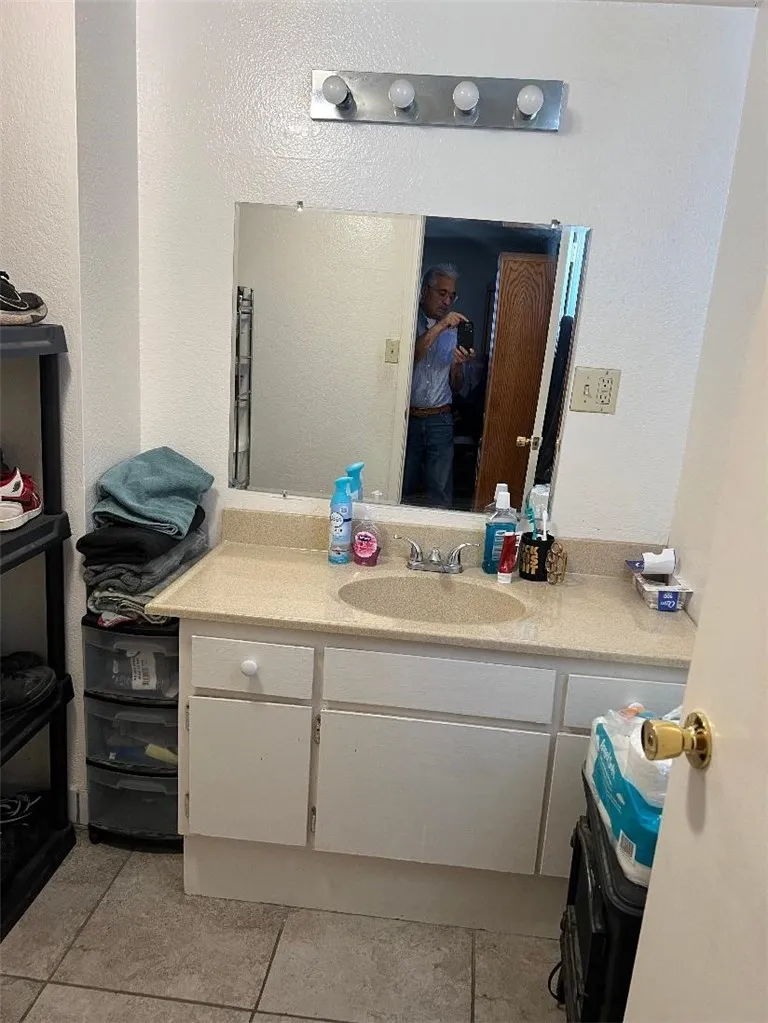 13980 Manakee Avenue Clearlake, CA 95422