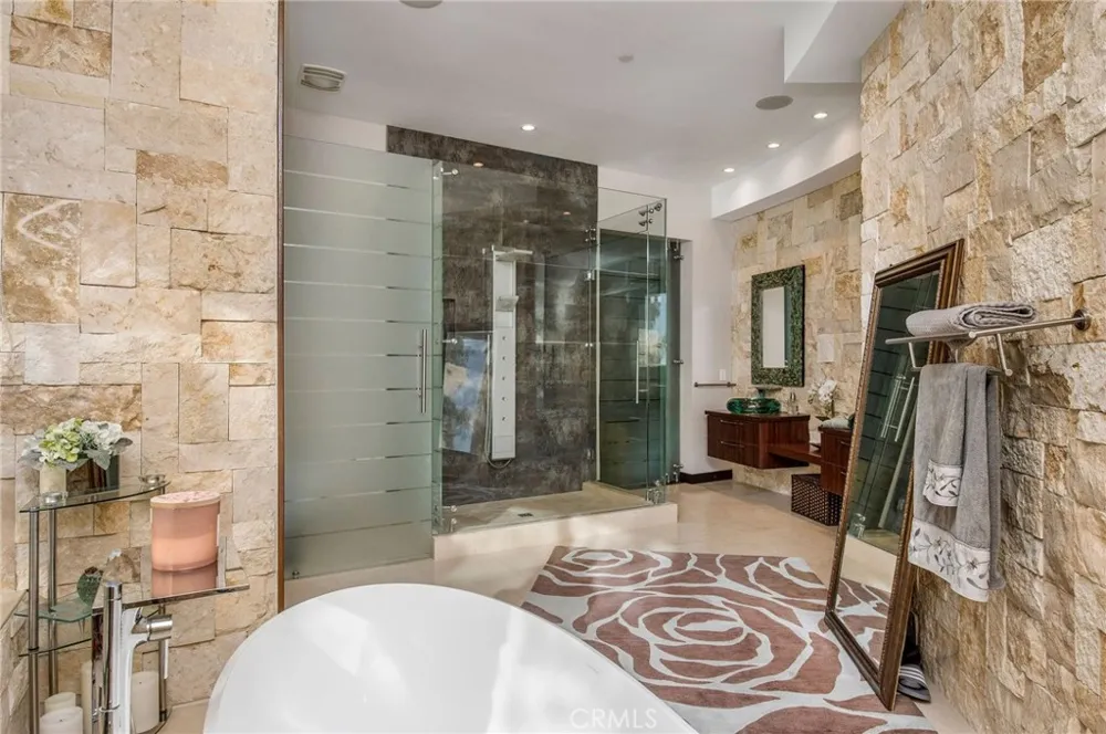 2209 Crestview Place Laguna Beach, CA 92651