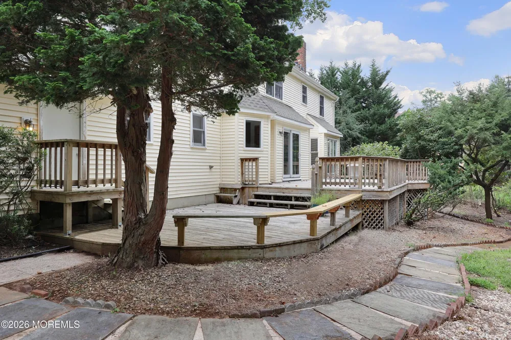 18 Seven Oaks Drive Holmdel, NJ 07733