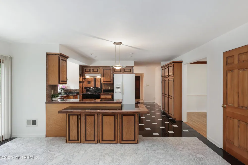 18 Seven Oaks Drive Holmdel, NJ 07733