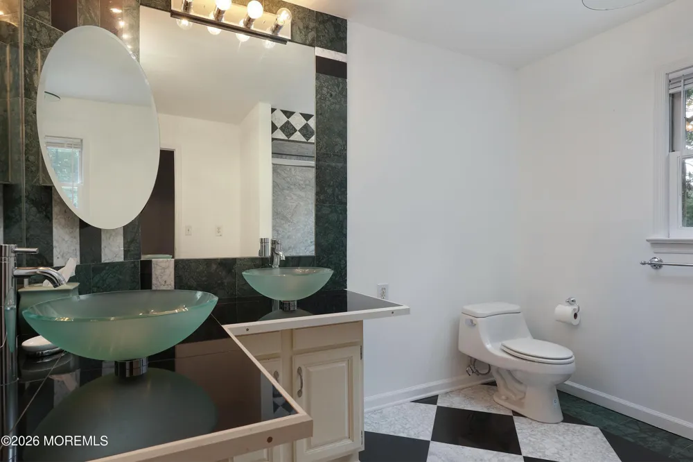 18 Seven Oaks Drive Holmdel, NJ 07733