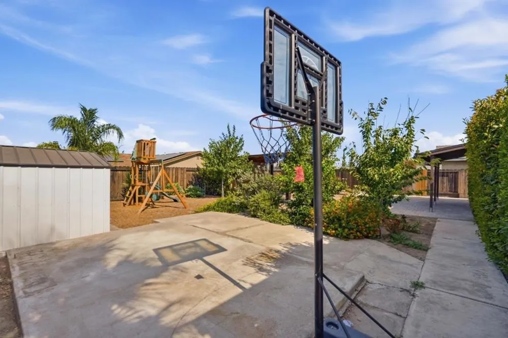 865 Locust Avenue Manteca, CA 95337