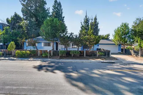 2100 Camino De Los Robles