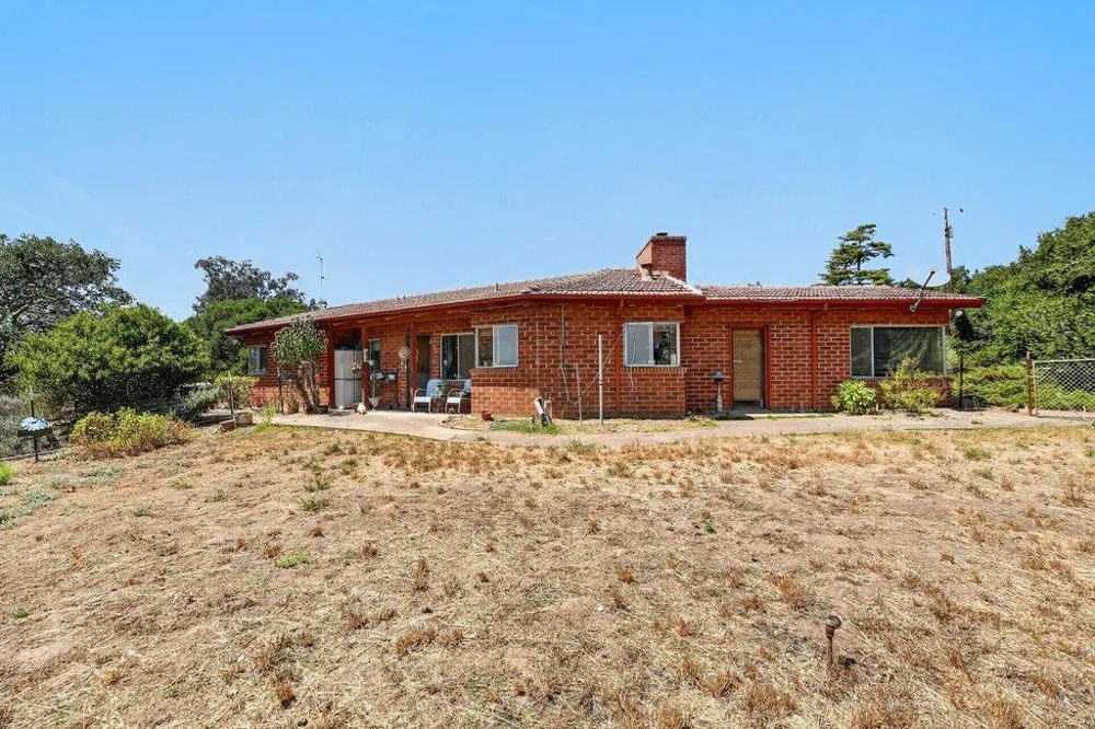 211 Smith Road Watsonville, CA 95076