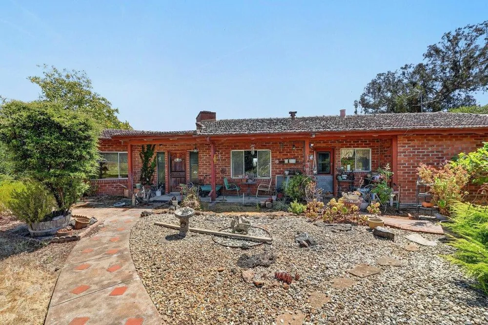 211 Smith Road Watsonville, CA 95076