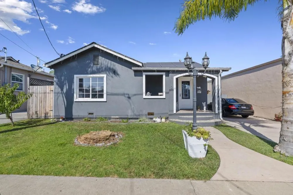 12 Eastern Drive Watsonville, CA 95076