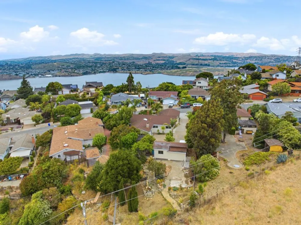 92 Welle Road Crockett, CA 94525