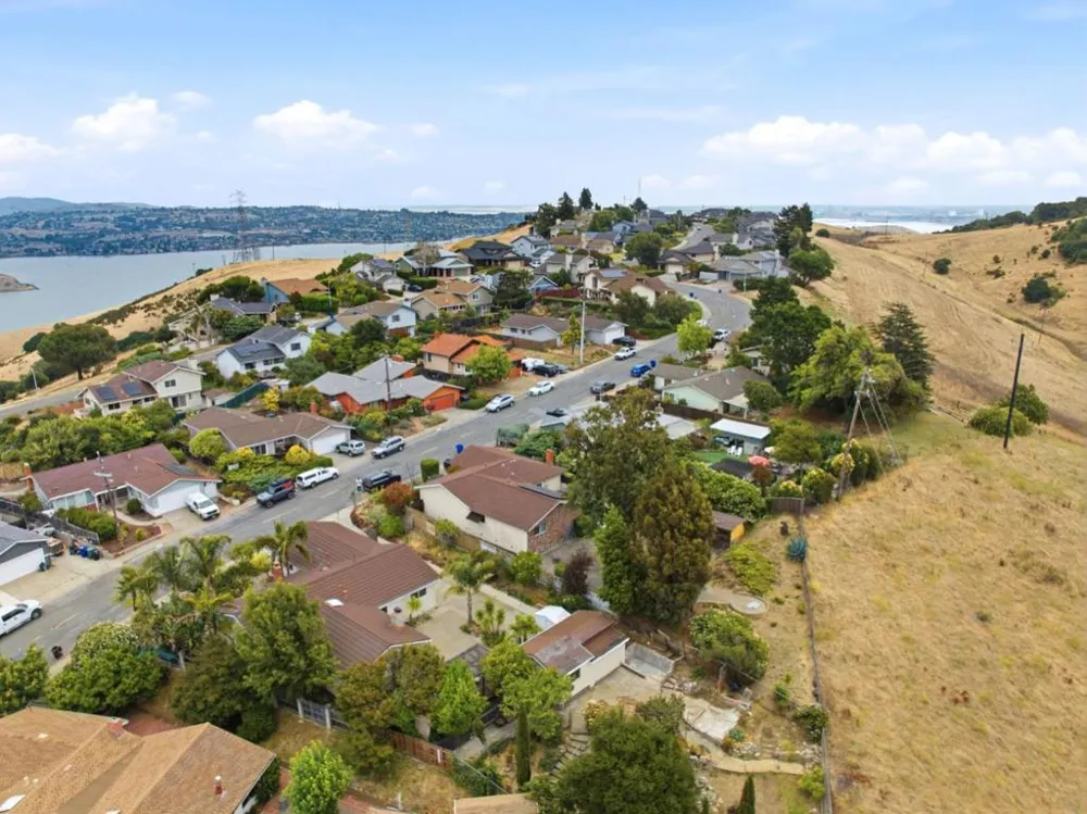 92 Welle Road Crockett, CA 94525
