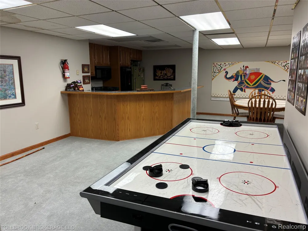 6187 Country Ridge Drive Troy City, MI 48098
