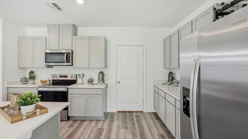 13401 CASTLE PEAK CIRCLE Dade City, FL 33525