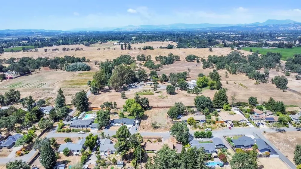 533 Hart Lane Sebastopol, CA 95472
