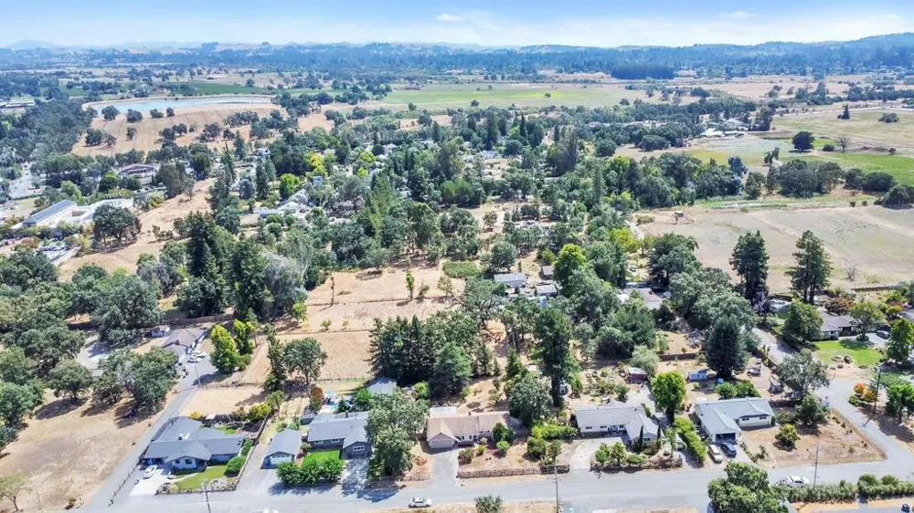 533 Hart Lane Sebastopol, CA 95472