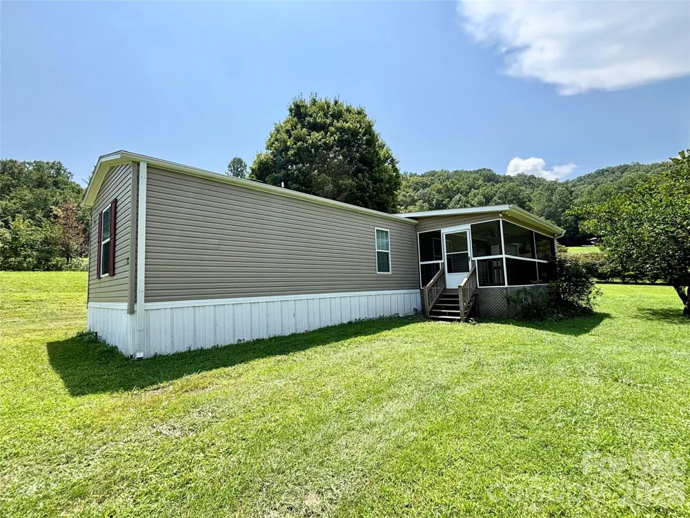 72 S Greenleaf Road Hendersonville, NC 28739
