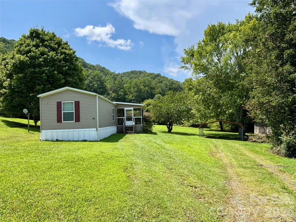 72 S Greenleaf Road Hendersonville, NC 28739