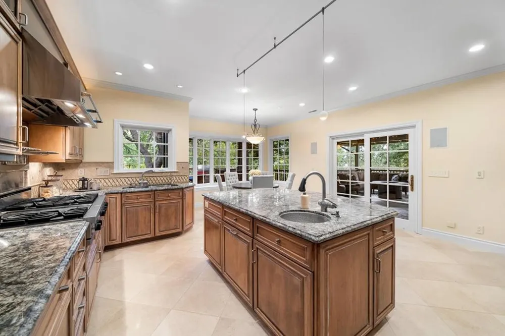 15723 Oak Knoll Drive Los Gatos, CA 95030