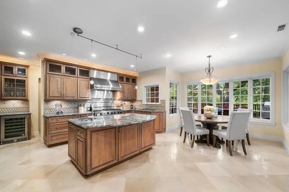 15723 Oak Knoll Drive Los Gatos, CA 95030