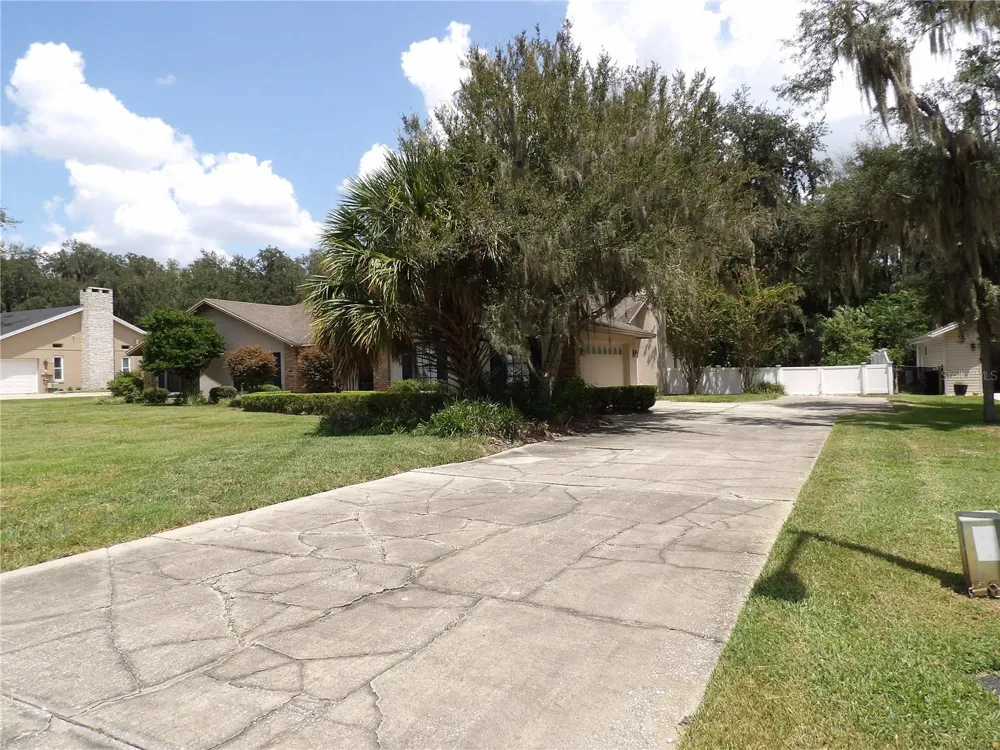 6282 FORESTWOOD DRIVE E Lakeland, FL 33811
