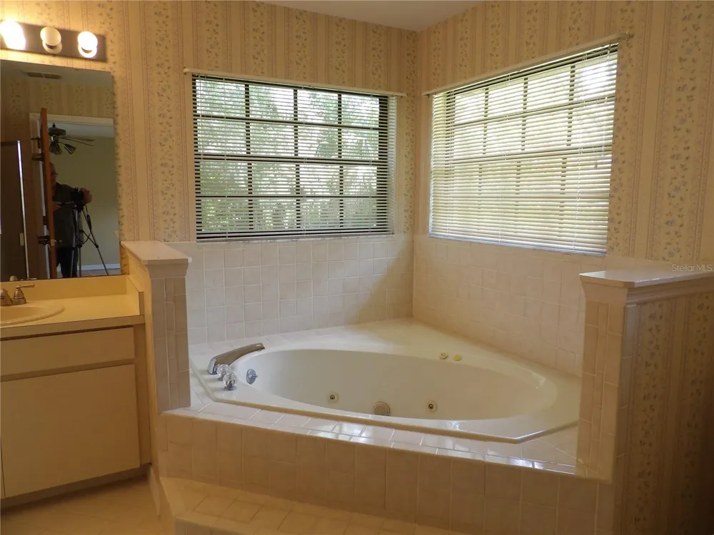 6282 FORESTWOOD DRIVE E Lakeland, FL 33811
