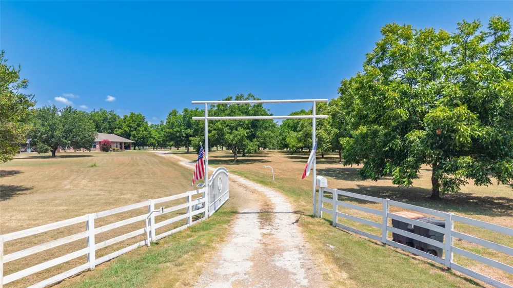 4886 White Rock Lone Oak, TX 75453