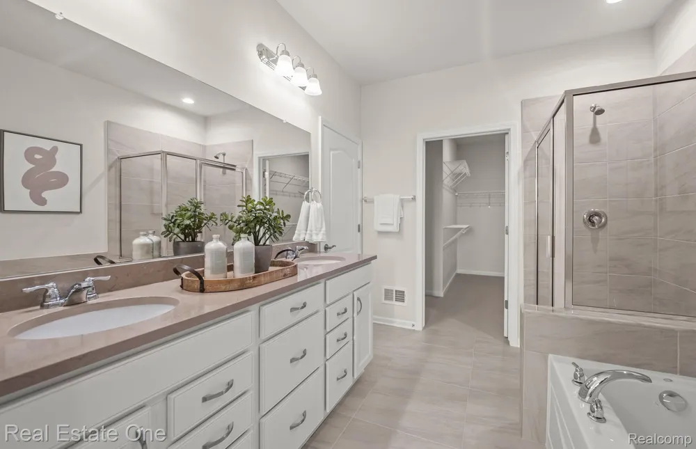 55769 Oak Pointe Drive Shelby Charter Township, MI 48315