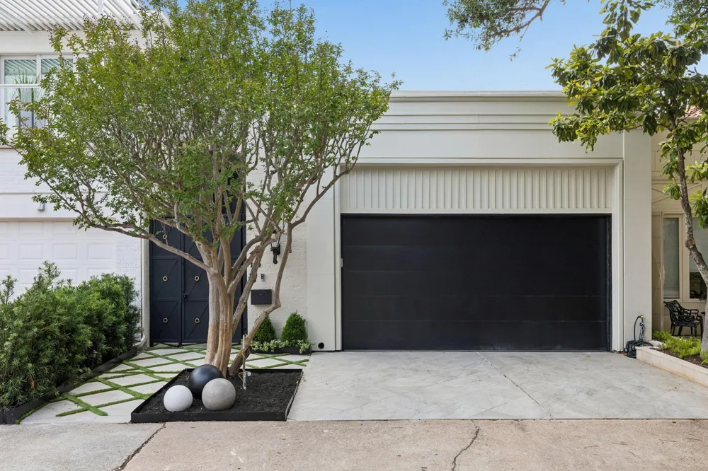 10 S Briar Hollow Lane #15 Houston, TX 77027