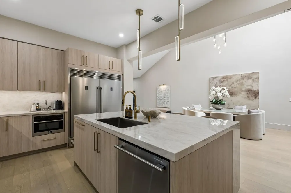 10 S Briar Hollow Lane #15 Houston, TX 77027