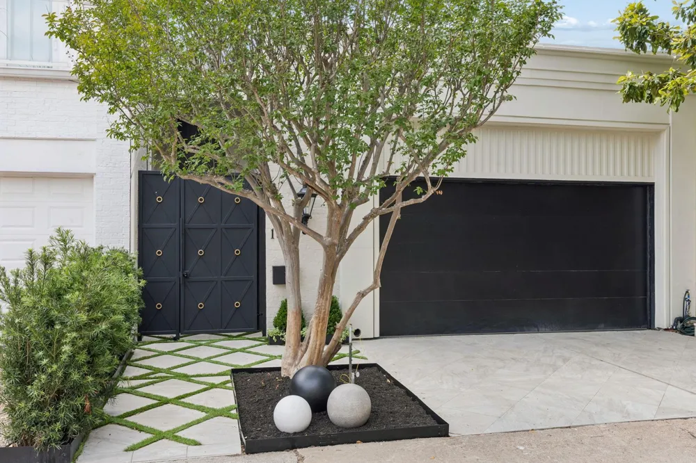10 S Briar Hollow Lane #15 Houston, TX 77027