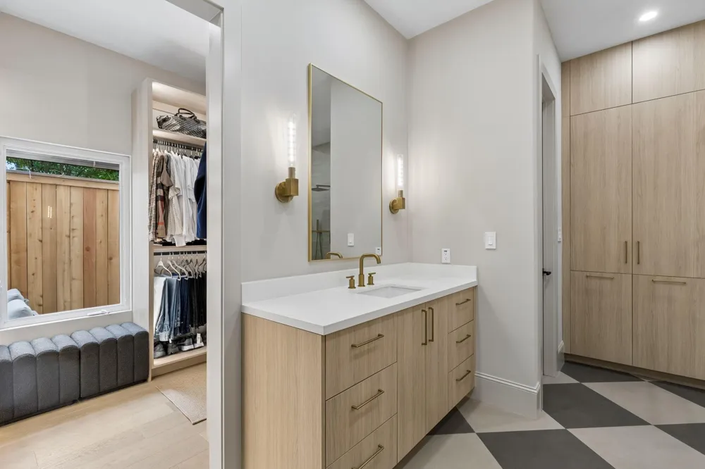 10 S Briar Hollow Lane #15 Houston, TX 77027