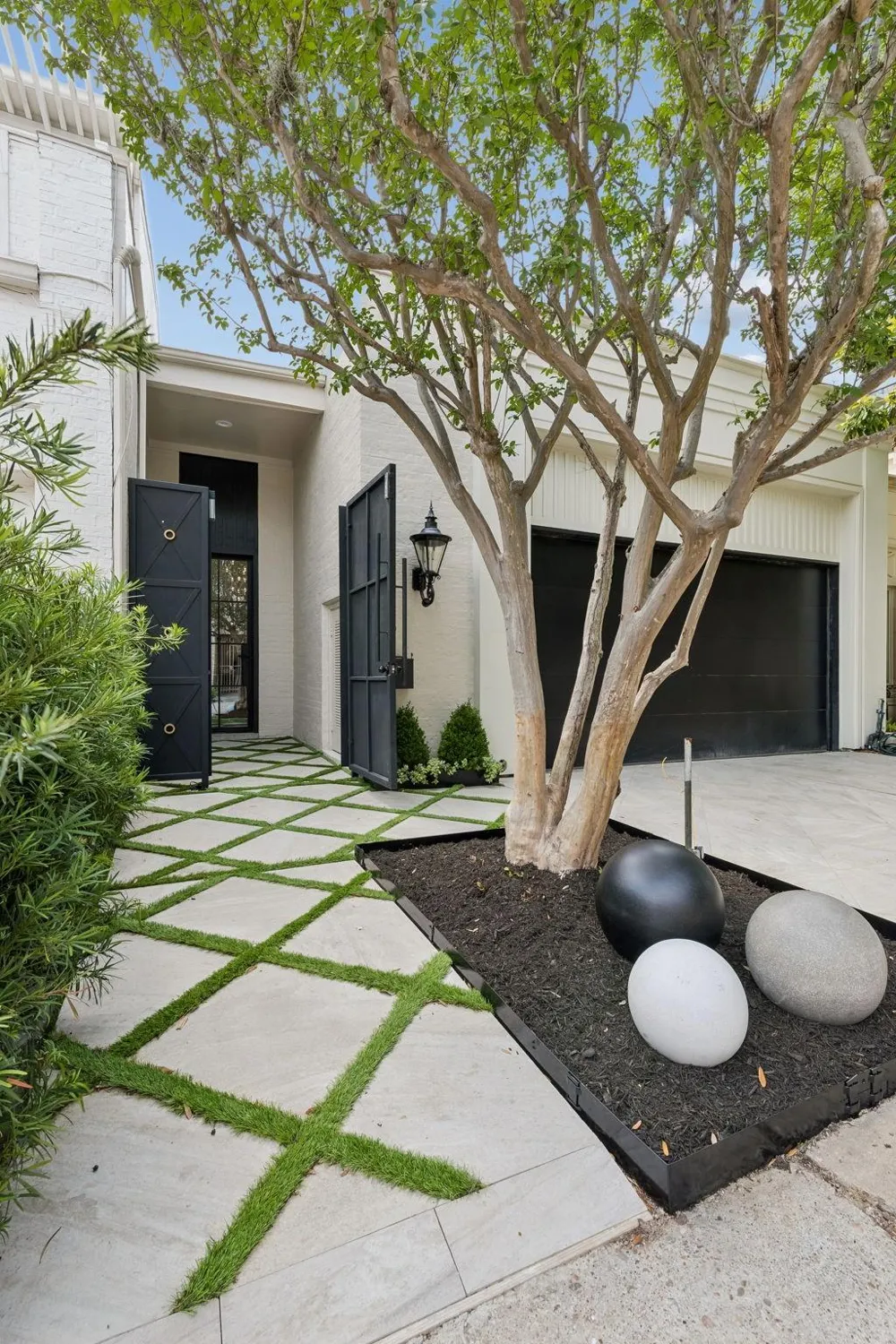 10 S Briar Hollow Lane #15 Houston, TX 77027