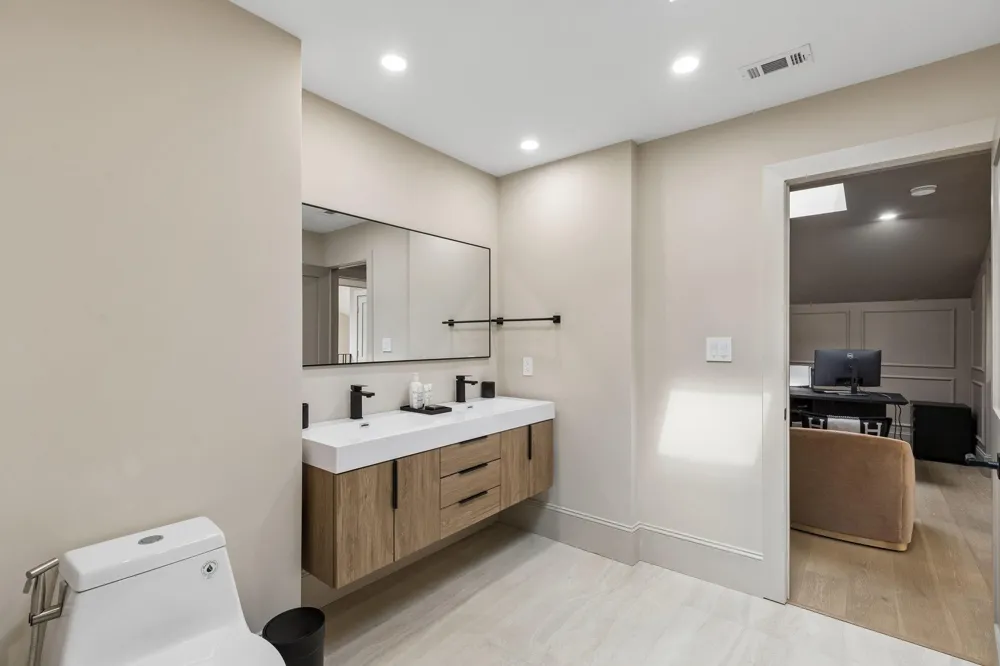 10 S Briar Hollow Lane #15 Houston, TX 77027