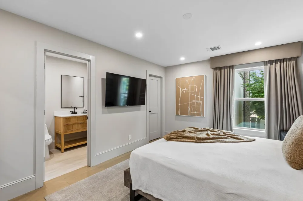 10 S Briar Hollow Lane #15 Houston, TX 77027