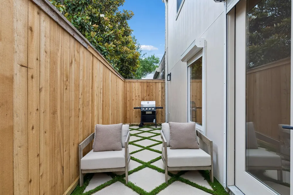 10 S Briar Hollow Lane #15 Houston, TX 77027