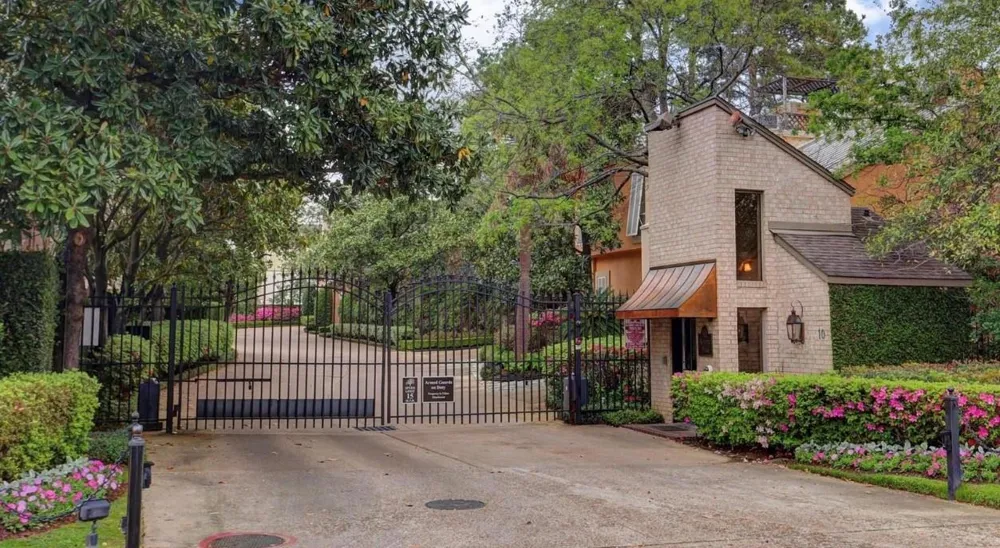 10 S Briar Hollow Lane #15 Houston, TX 77027