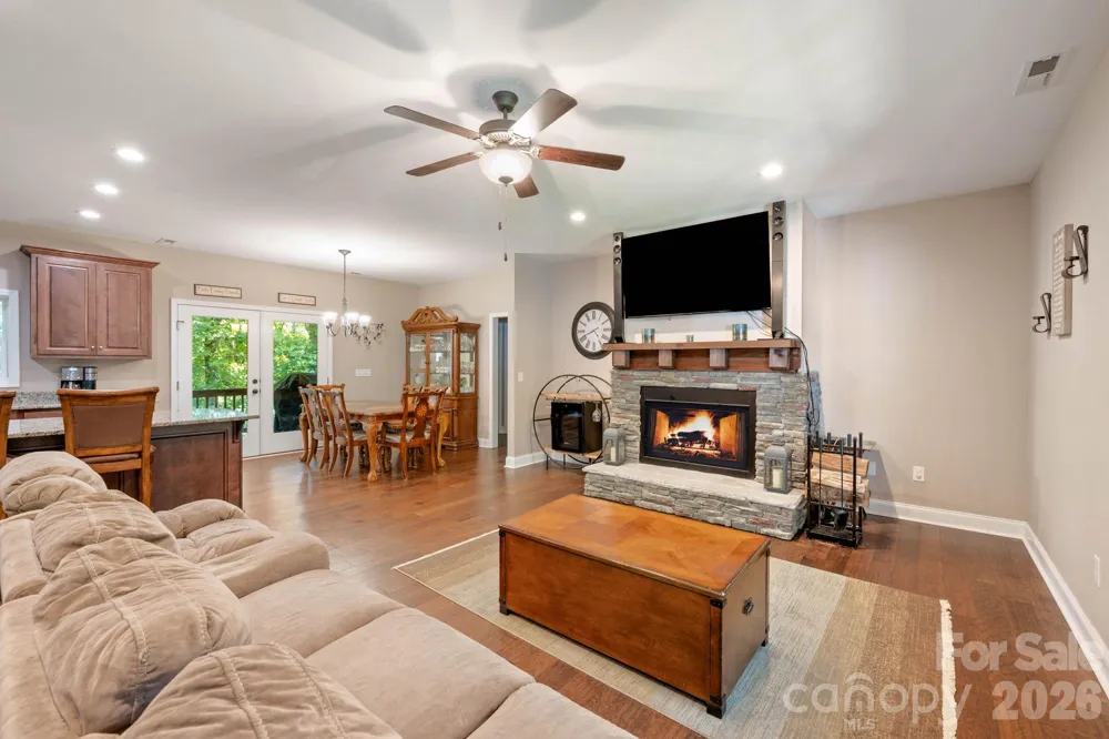 72 Summer Shade Court Hendersonville, NC 28792