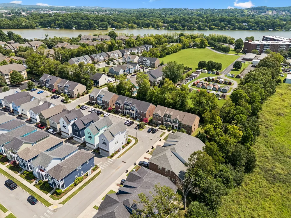 1042 Emery Bay Cir Hendersonville, TN 37075
