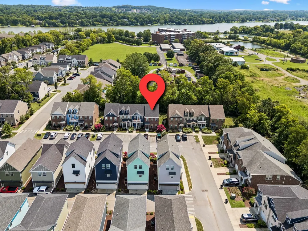 1042 Emery Bay Cir Hendersonville, TN 37075