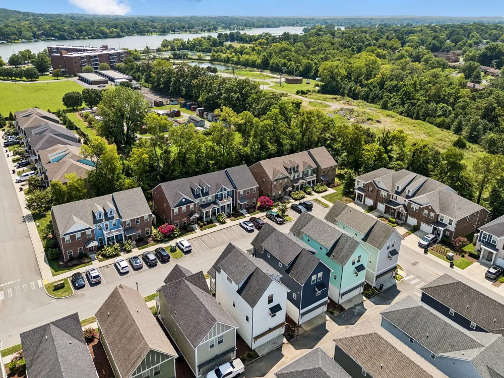 1042 Emery Bay Cir Hendersonville, TN 37075