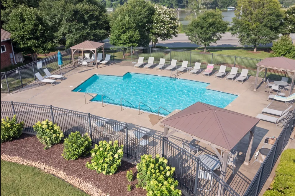 1042 Emery Bay Cir Hendersonville, TN 37075