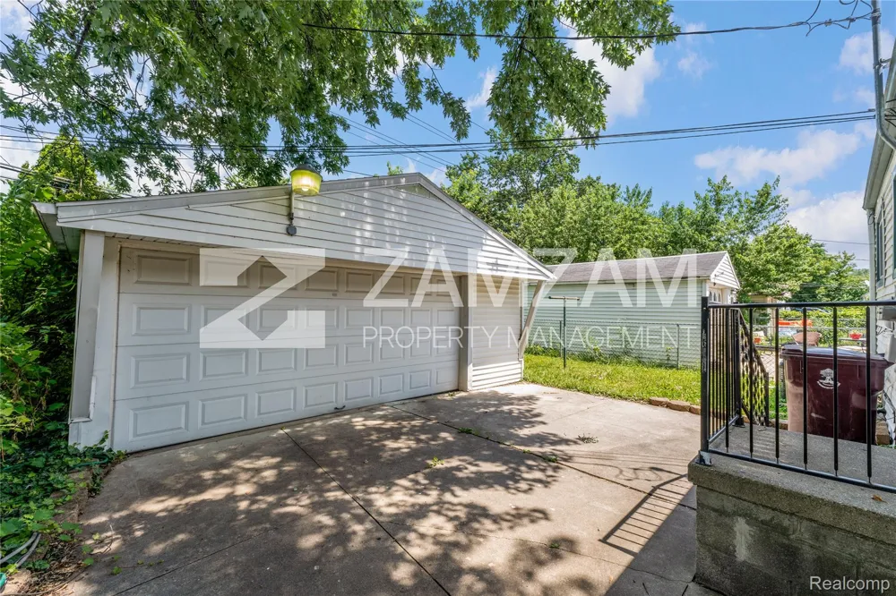 8233 Stephens Center Line City, MI 48015