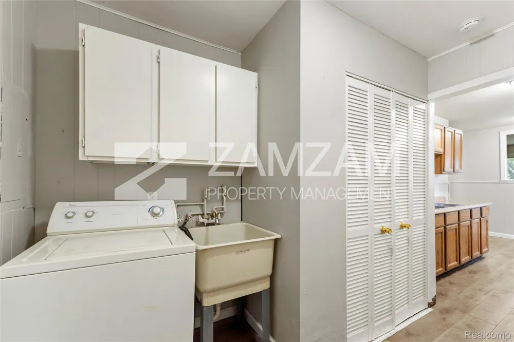 8233 Stephens Center Line City, MI 48015