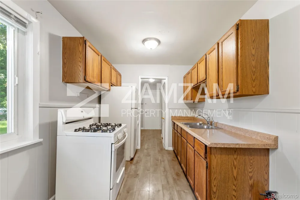 8233 Stephens Center Line City, MI 48015