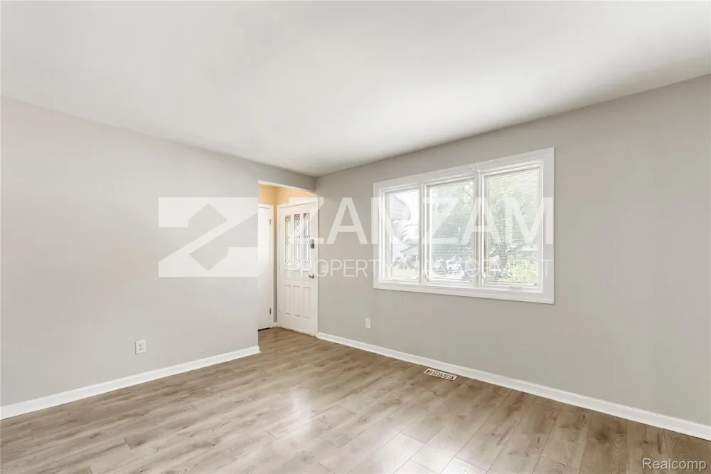 8233 Stephens Center Line City, MI 48015