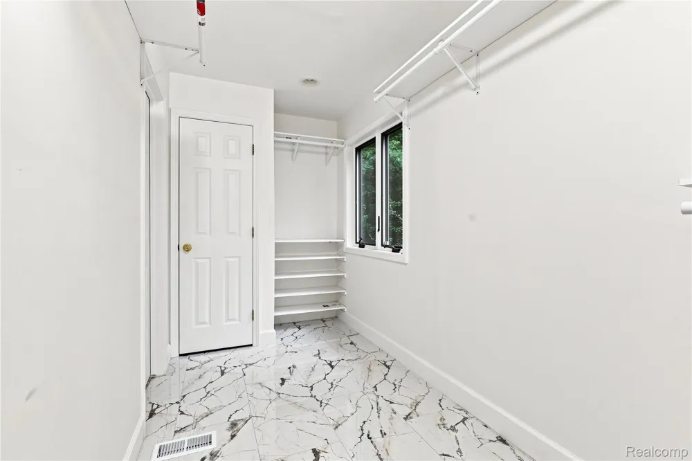 2318 Flagstone Drive Flint Charter Township, MI 48433